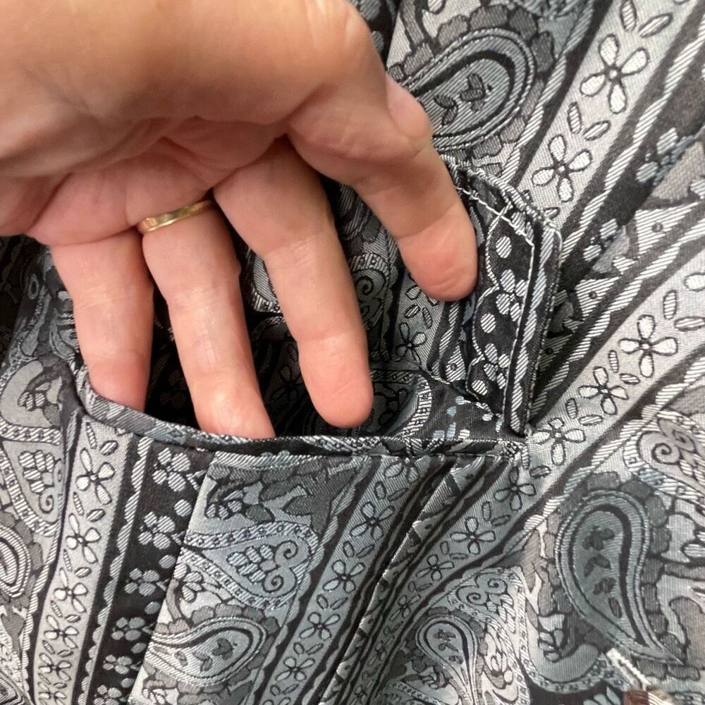 Robert Louis size L  75% silk brocade jacket. Two button front. - Picture 6 of 8